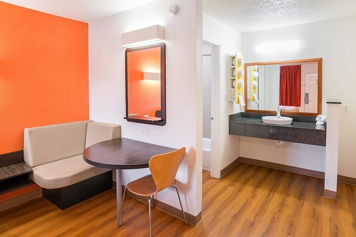 Motel 6 Grand Prairie TX - Near Six Flags Drive