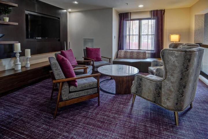 Courtyard by Marriott Kansas City Country Club Plaza