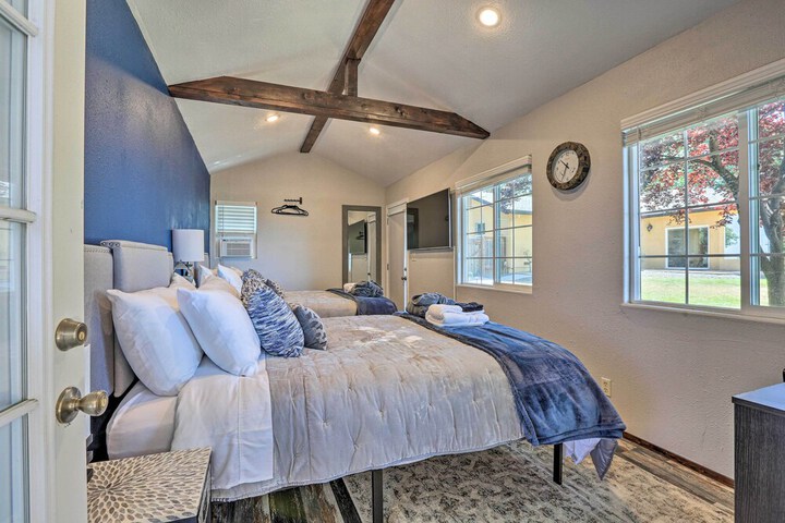 Luxe Auburn Hideaway w / Tennis Court & Views!