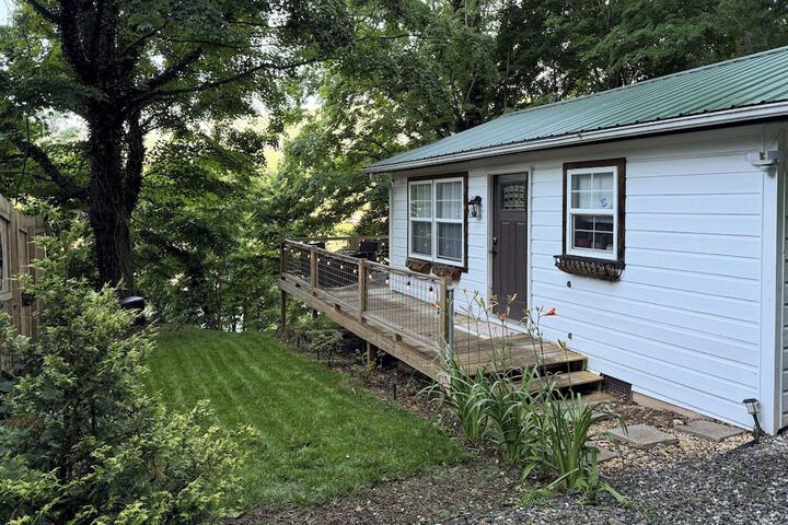 Hilltop Hideaway w / Scenic Views & Hot Tub!