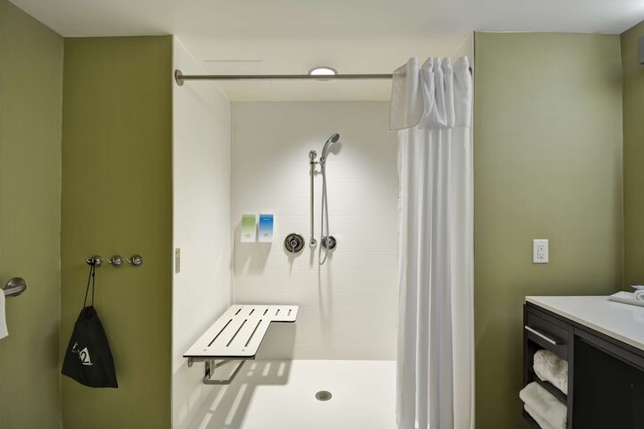 Room 17 of 36
