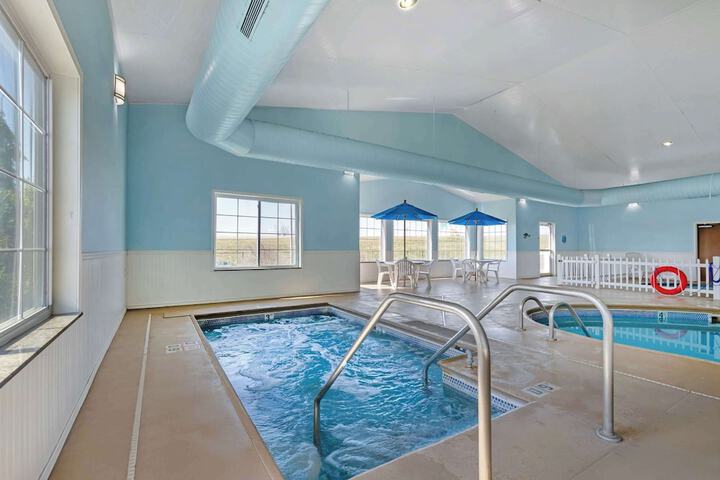 Quality Inn & Suites Fort Madison near Hwy 61
