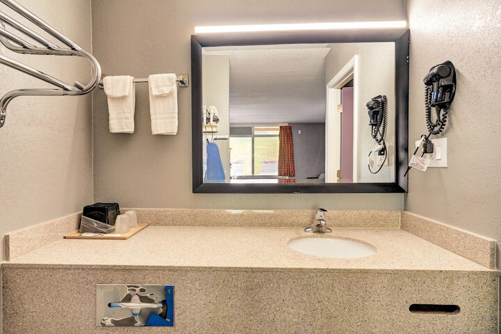 Room 10 of 28