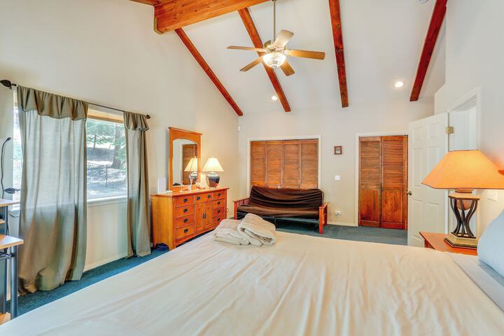 Pet-friendly California Cabin w / Beach Access