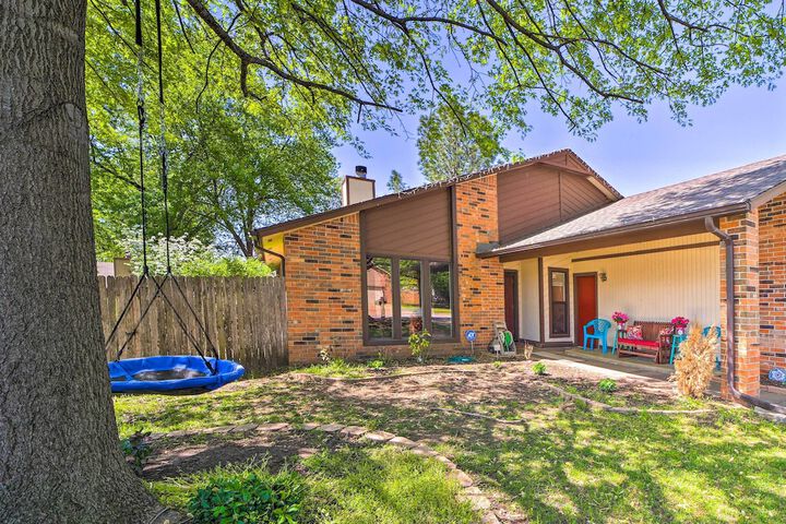 Family-friendly Broken Arrow Retreat w / Yard!