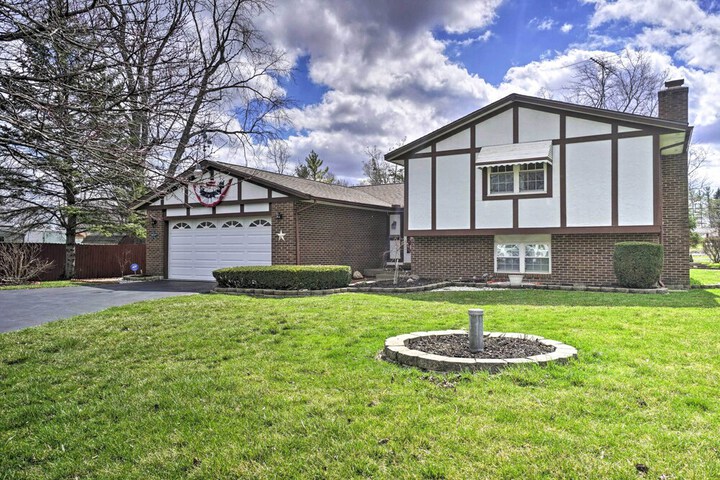 Delightful Tipp City Unit w / Covered Patio!