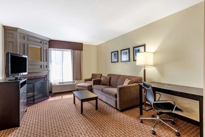 Comfort Inn & Suites Warsaw near US-30