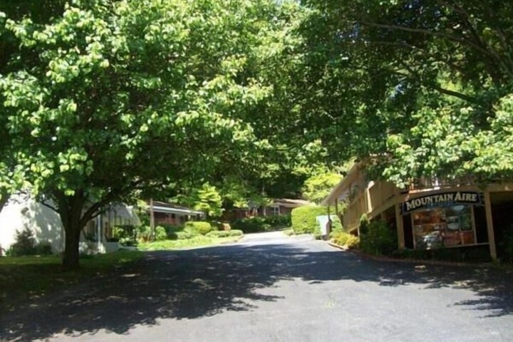 Mountain Aire Cottages Inn & Glamping