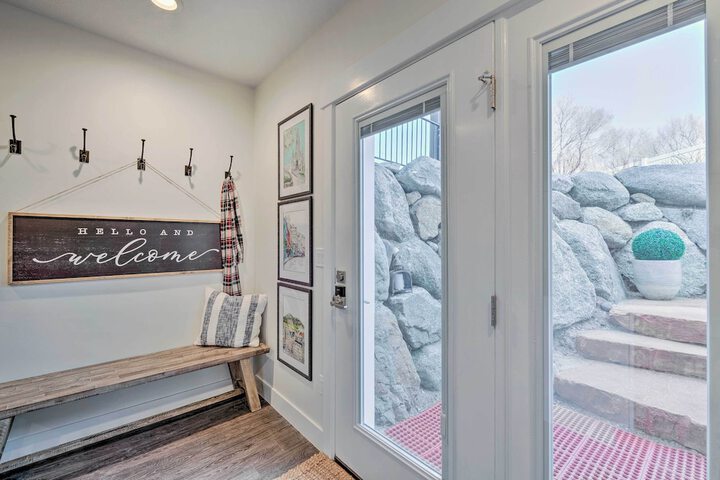 Vibrant Chic Home 20 Mi to Salt Lake City!