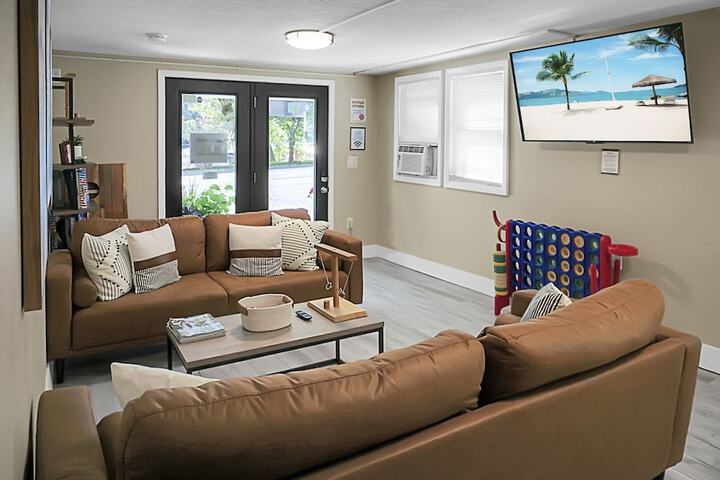 Lounge 108 of 112