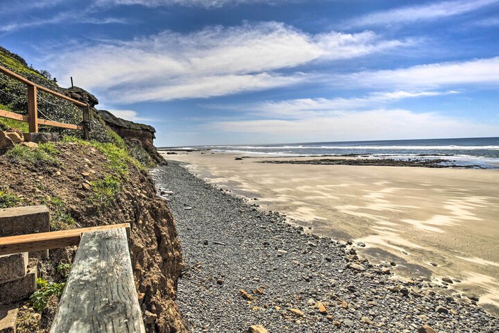 Oceanfront Cottage W / deck & Secluded Beach Access!