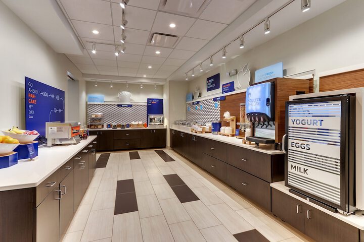 Holiday Inn Express & Suites Roanoke – Civic Center by IHG