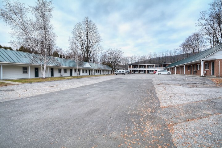 Colonial Motel