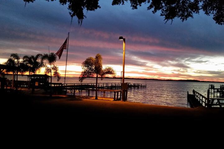Lakeside Inn and Cafe