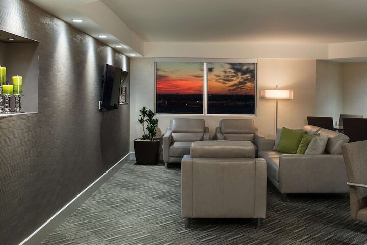 Lounge 55 of 61