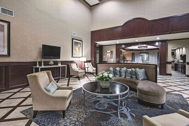 La Quinta Inn & Suites by Wyndham DFW Airport West - Euless