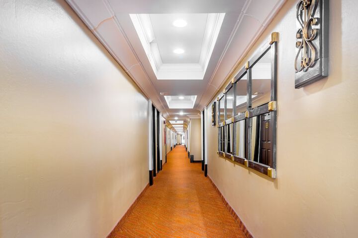 Ballroom/Hall 56 of 64
