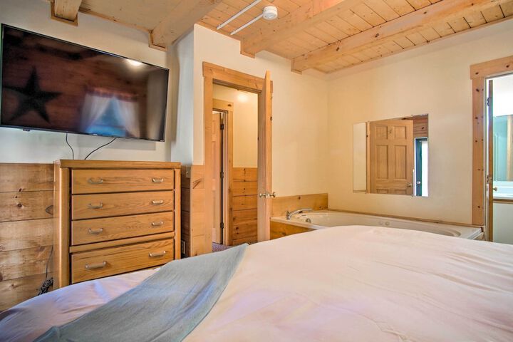 Rustic Rothbury Cabin w / Resort Amenity Access!