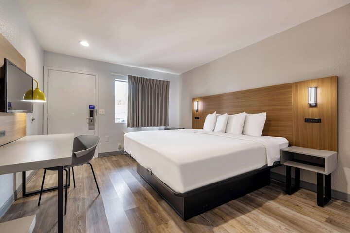Room 8 of 34