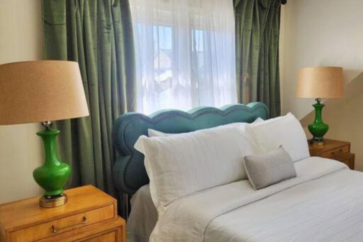 Chic Spacious Apt Near Attractions / Food/EWR/NYC