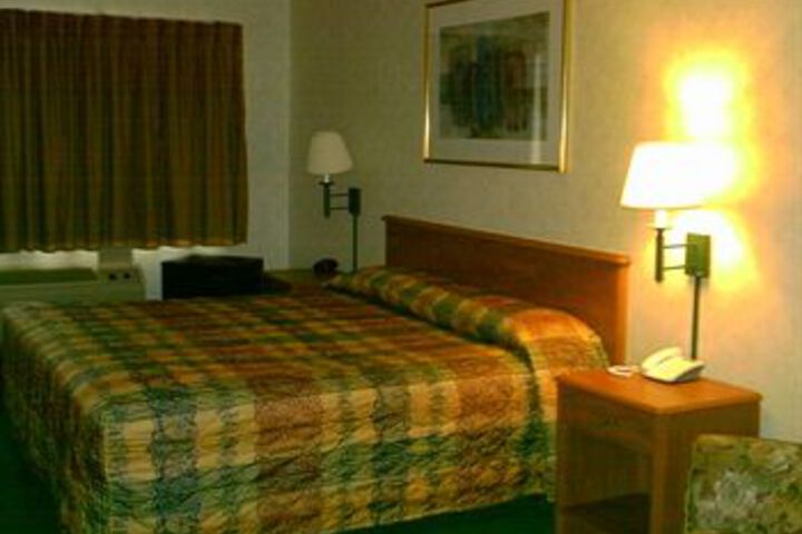 Campton Parkway Inn
