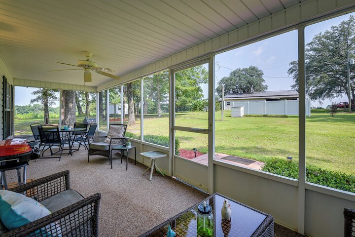 Sunny Florida Escape w / Screened-in Patio & Grill!