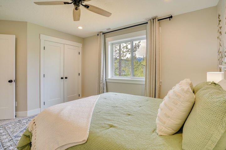 Spacious Donnelly Family Home w / Private Hot Tub!