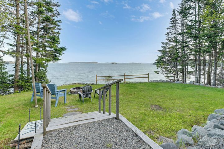 Waterfront Roque Bluffs Hideaway w / Private Beach