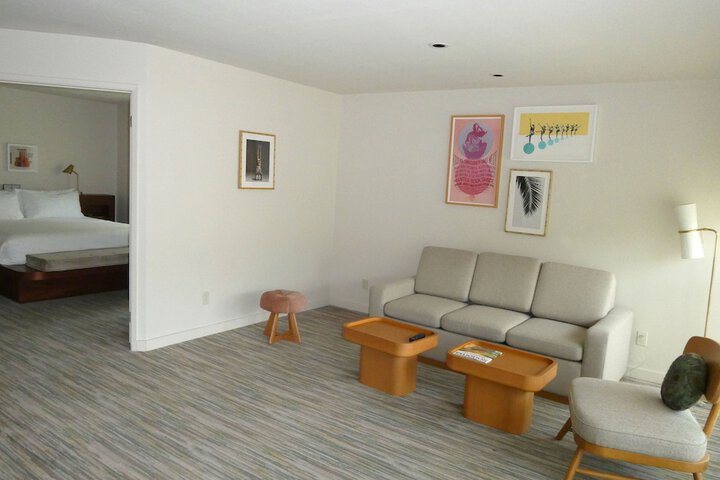 Room 27 of 82
