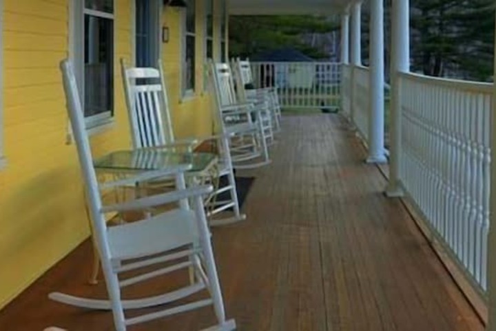 RiverWood Inn