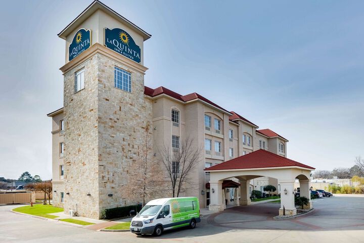 La Quinta Inn & Suites by Wyndham DFW Airport West - Euless