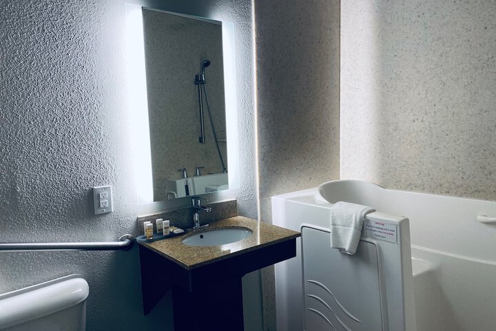 Room 18 of 37