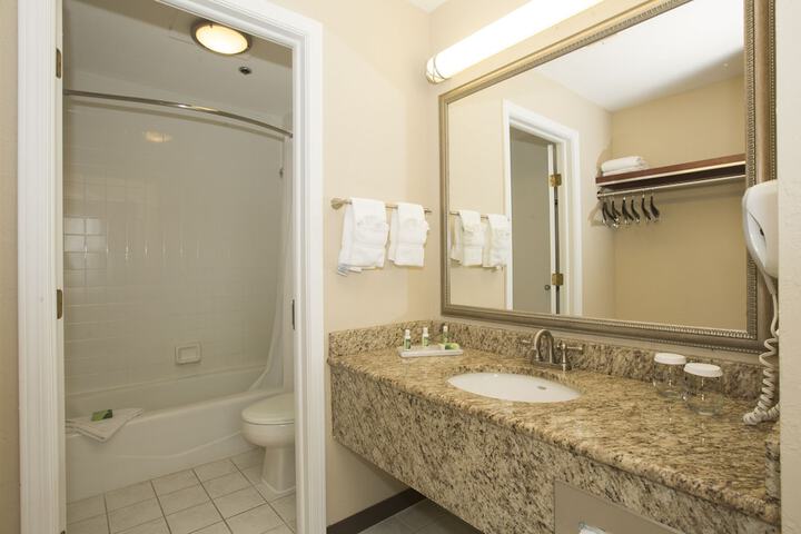 Ivy Court Inn & Suites