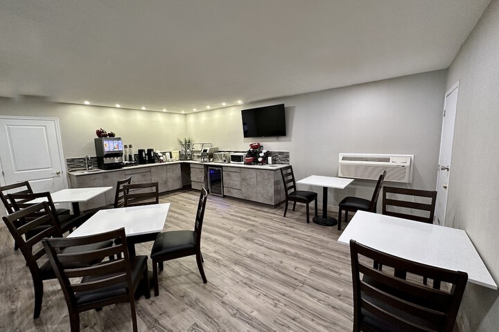 Econo Lodge Inn & Suites