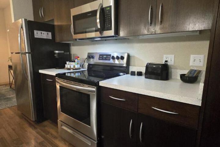 Old Fort Loft King & Queen suites nearest accomodation to Marshals Museum power your EV for free!