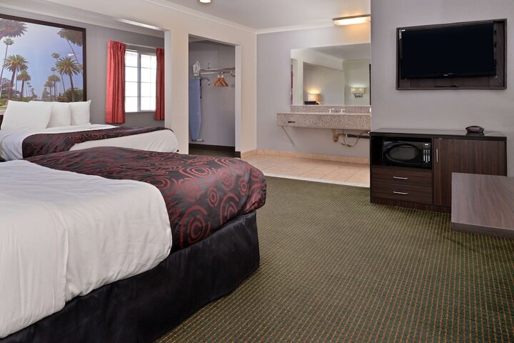 Room 7 of 18