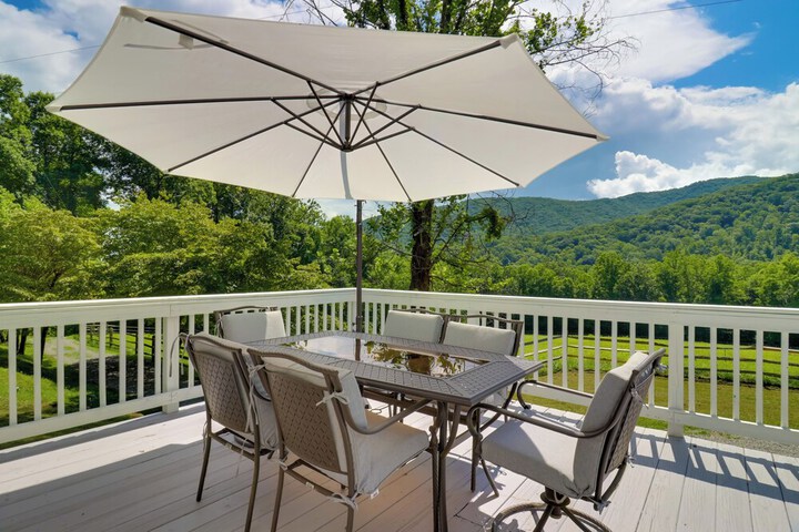 Candler Cabin w / Deck & Mount Pisgah Views!