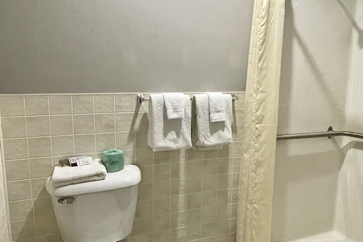 Room 5 of 9