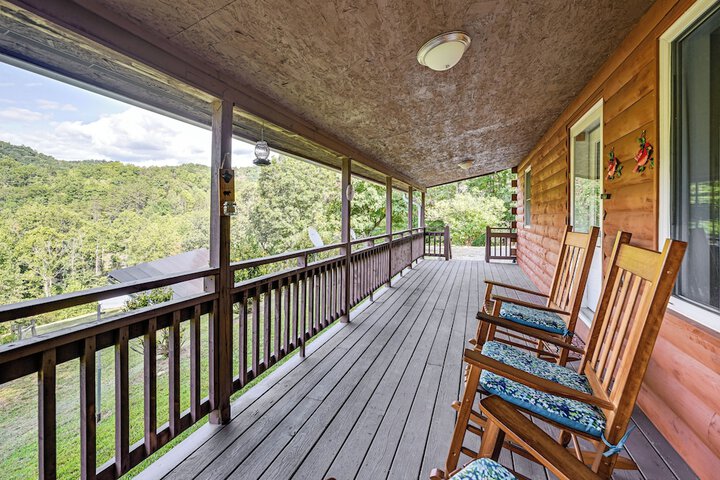Riverfront Cabin w / Mtn Views in Tuckasegee!