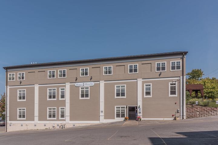 Harbor House Inn