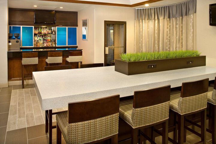 Lounge 33 of 37