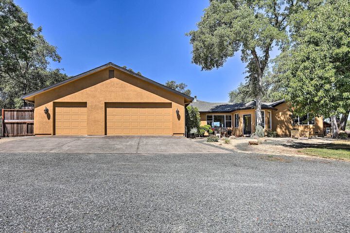 Luxe Auburn Hideaway w / Tennis Court & Views!