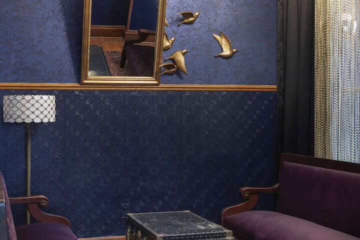 Lounge 74 of 82