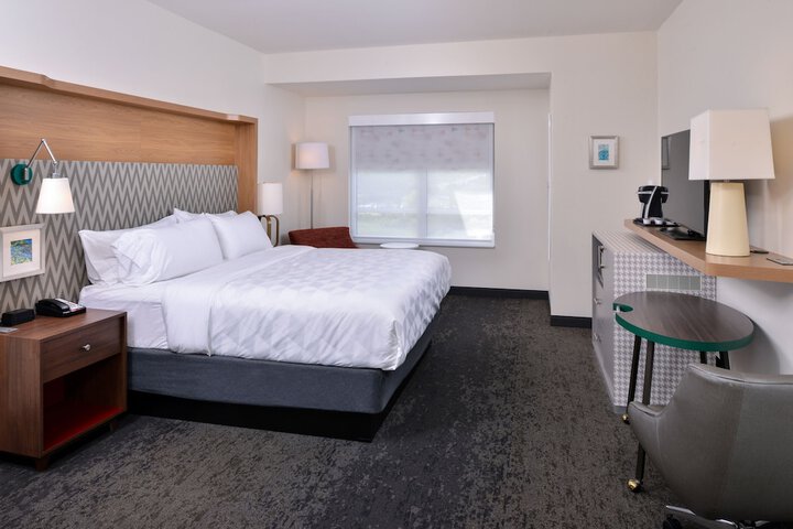 Holiday Inn & Suites Farmington Hills - Detroit NW by IHG
