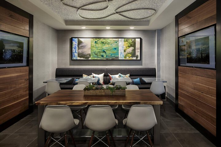 Lounge 45 of 61