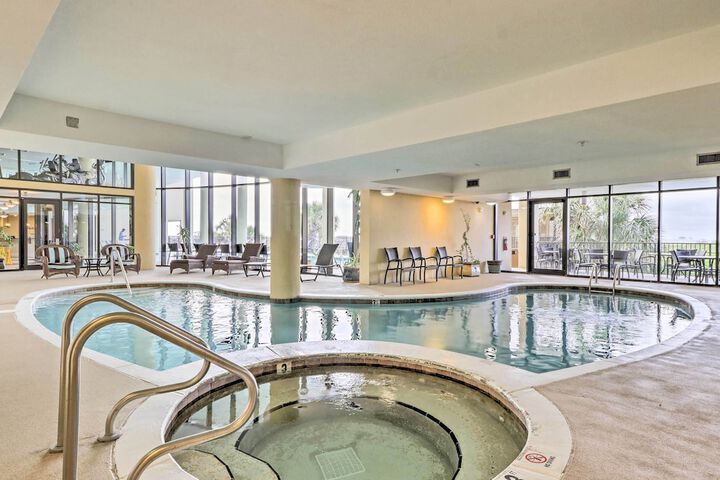 Beachfront Dauphin Island Condo w / 2 Pools & Sauna