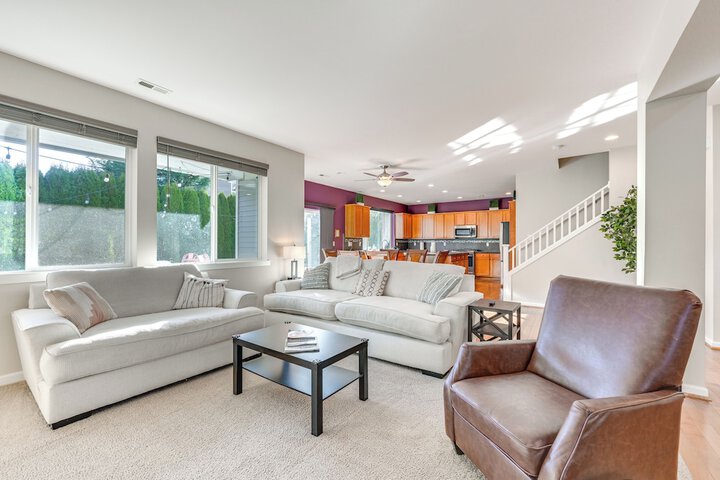 Spacious Kent Home Near Seatac Airport w / Patio