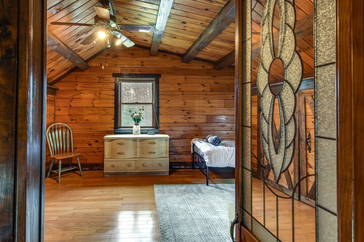 Lock Haven Cabin w / Wood Stove & Mountain View!