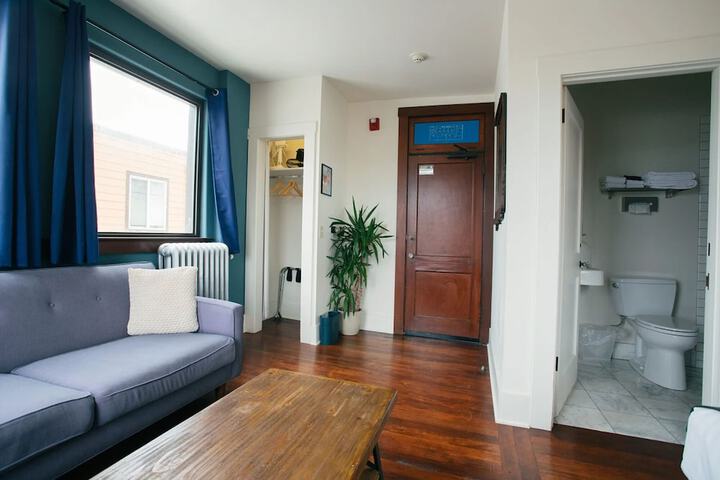 Room 28 of 32