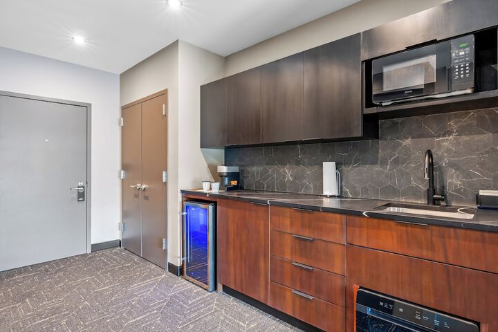 Beacon Suites Hotel